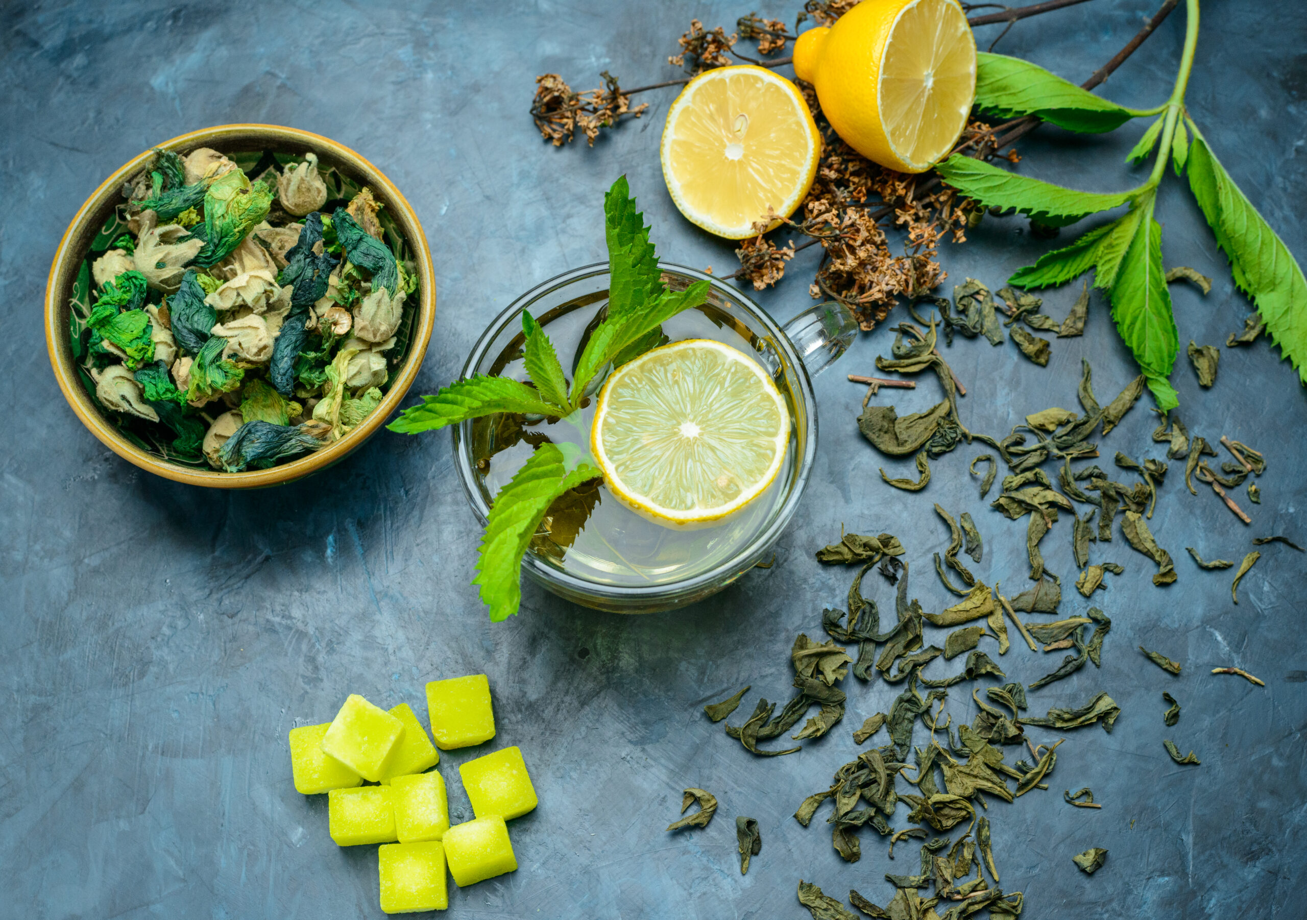 Terpene: Ihre Aromen erinnern an Zitronenhälften, Schalen mit Tee und Resten von Cannabisblättern.
